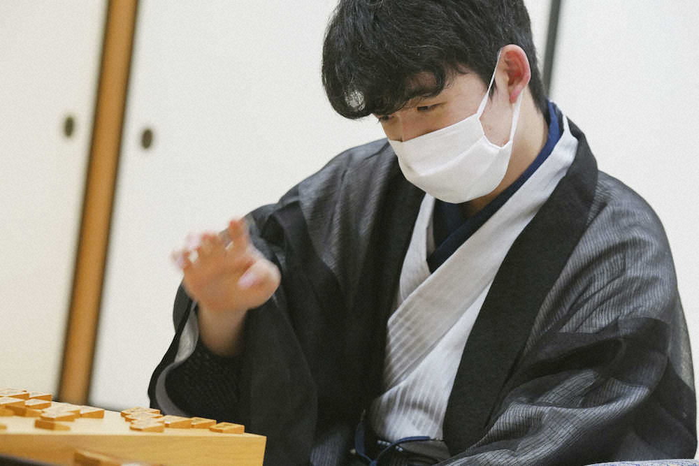 【画像・写真】第91期棋聖戦5番勝負の第4局で渡辺明棋聖を破り最年少タイトルを獲得した藤井聡太七段（日本将棋連盟提供）