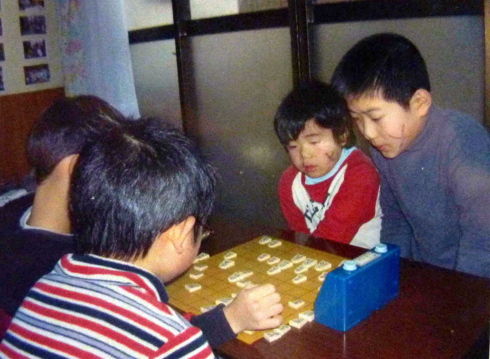 【画像・写真】幼少期の藤井四段（右から2人目）（家族提供）