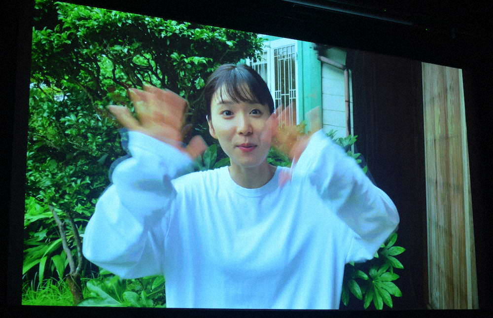 松岡茉優、出演作舞台あいさつにVTRメッセージ　撮影中にハプニング「虫刺されには気をつけて！」