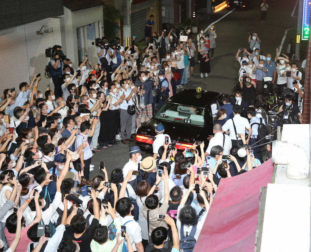 【画像・写真】「藤井新棋聖」誕生の地にファン100人集結！警官も駆けつけ警戒