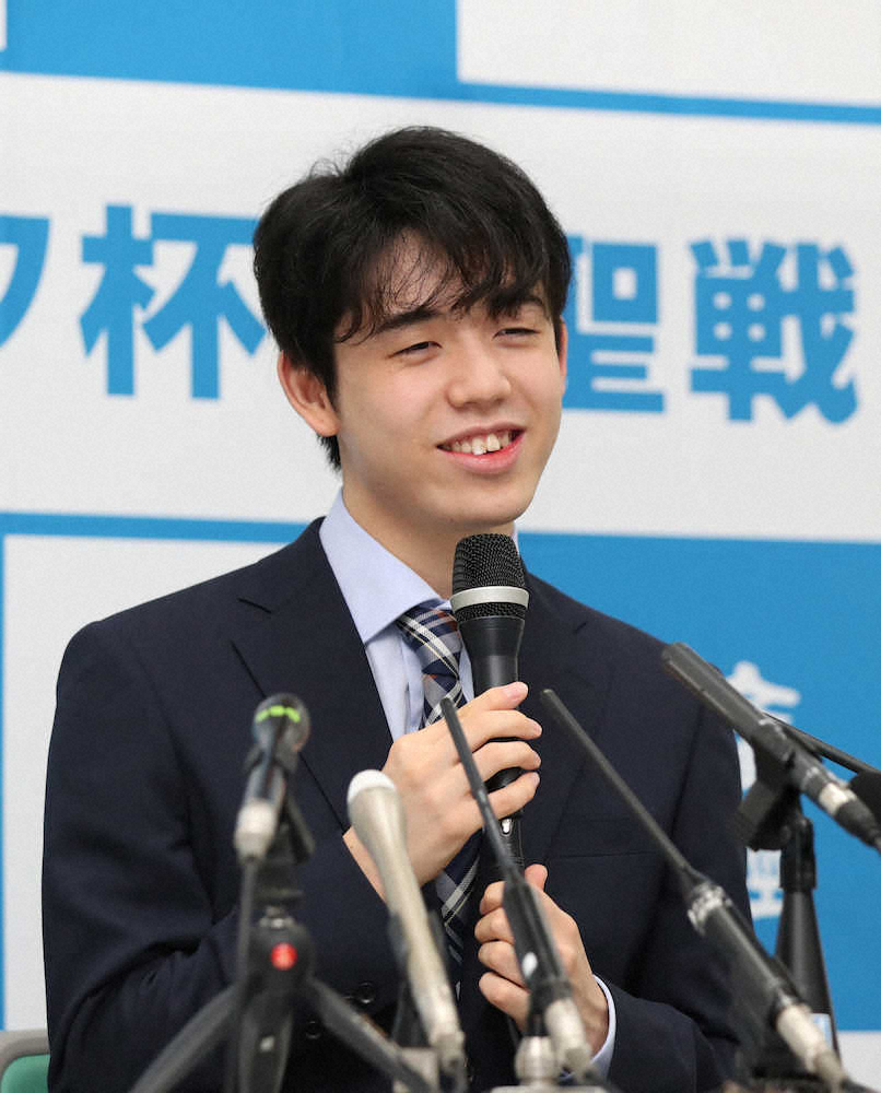 藤井新棋聖、今後は「タイトルホルダーとしての立ち居振る舞いを勉強していきたい」