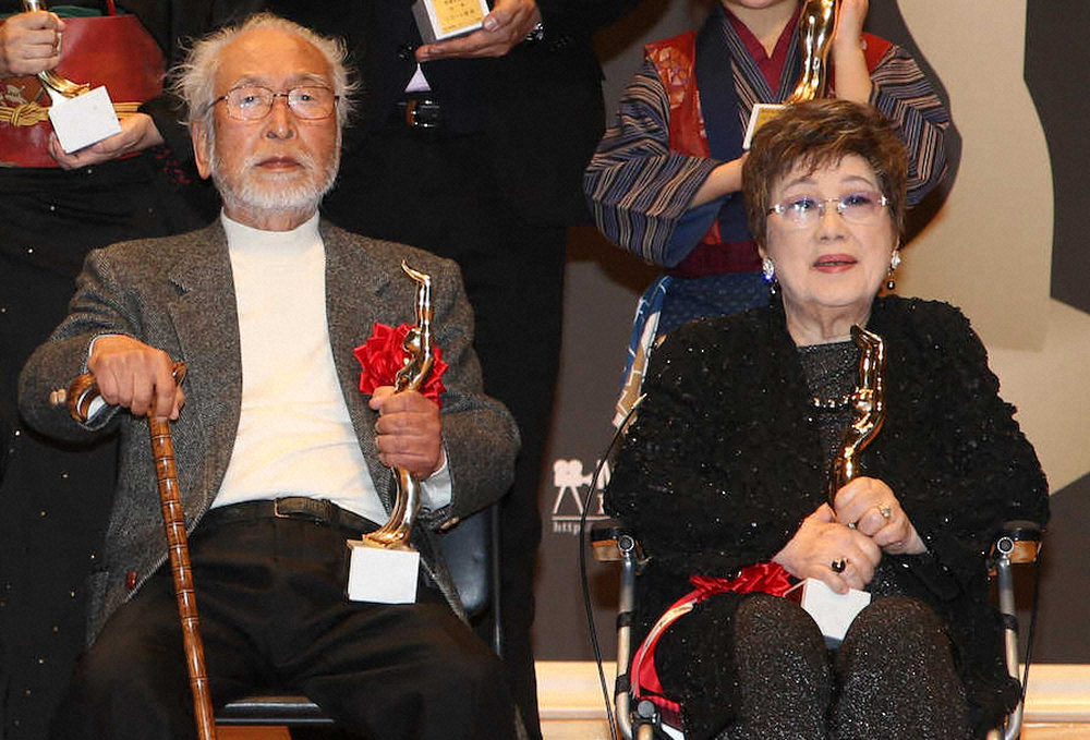 毎日映画コンクールで表彰される女優主演賞を受賞した赤木春恵さんと日本映画優秀賞を受賞した映画監督の森崎東さん
