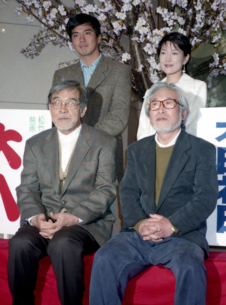 96年、「美味しんぼ」の初日舞台あいさつに出席する（前列右から時計回りに）森崎東さん、三國連太郎さん、佐藤浩市、羽田美智子