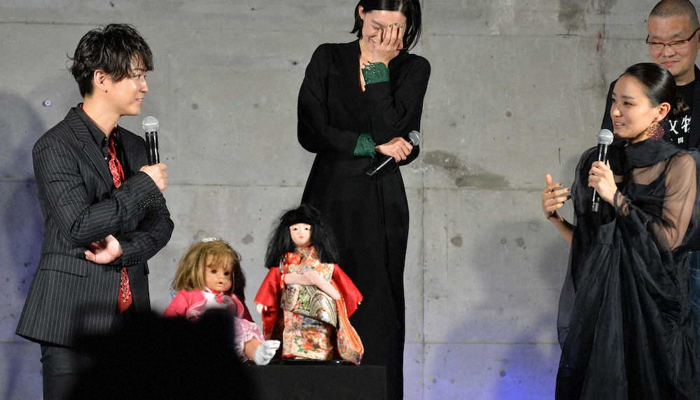 映画「事故物件　怖い間取り」完成記念イベントに出席し、向かい合って話す（前列左から）亀梨和也、奈緒