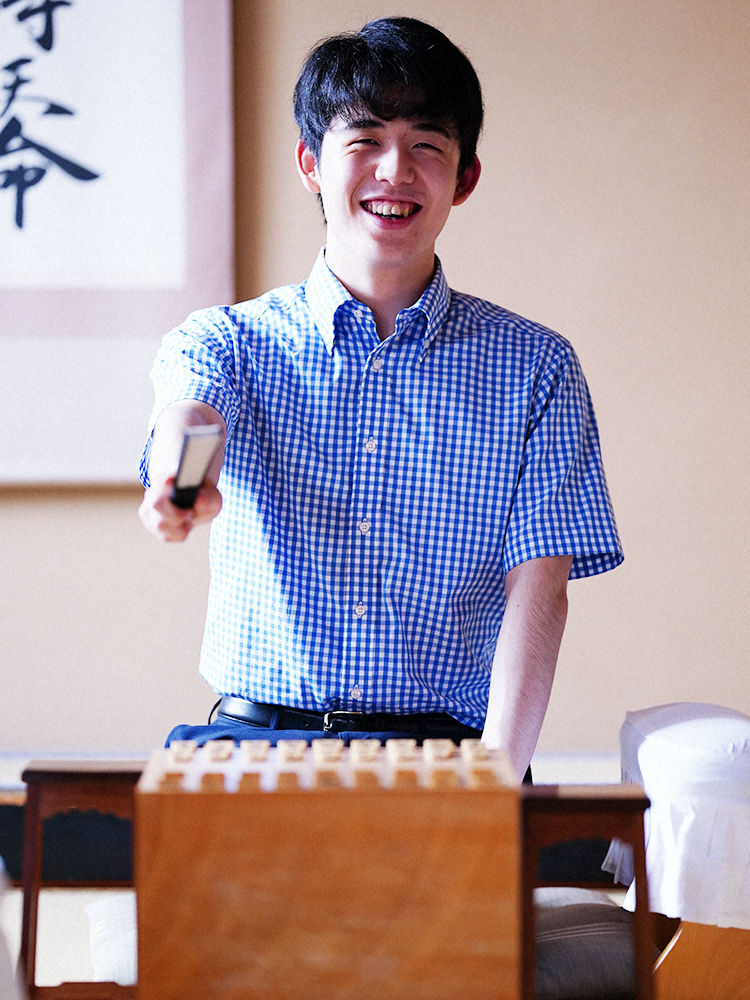 【藤井棋聖ぶっちゃけQ＆A（1）】「理想の恋愛対象は？」直撃に大照れ…18歳、現役高校生の素顔