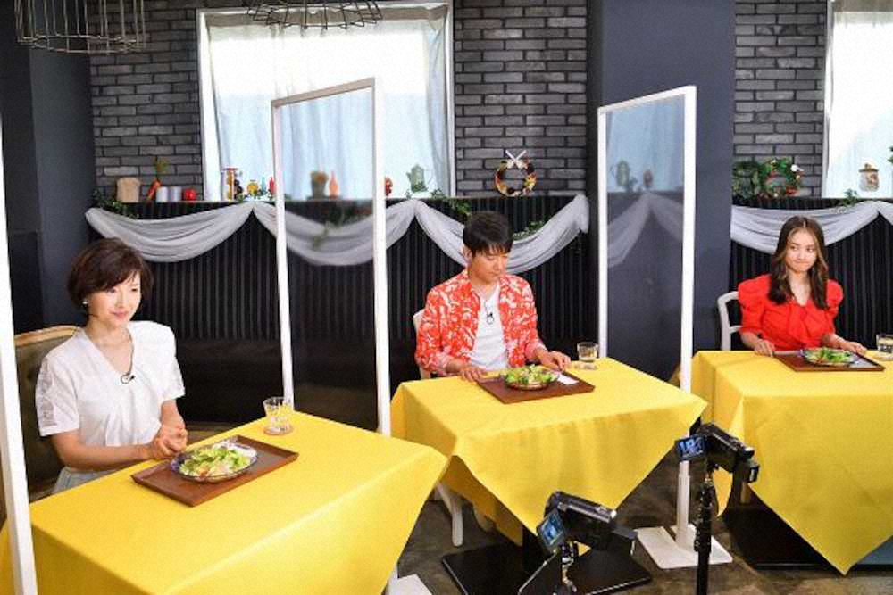 MBSテレビ「水野真紀の魔法のレストラン」に出演の（左から）水野真紀、ロザン・菅広文、谷まりあ