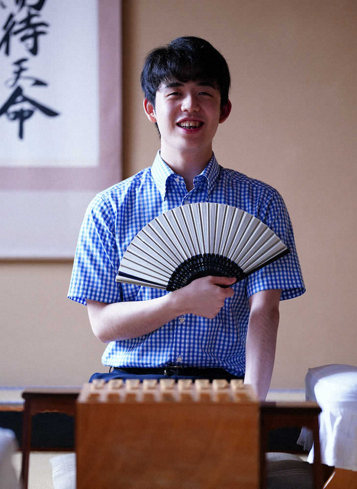 【画像・写真】リラックスした表情でインタビューに答えた藤井聡太棋聖（撮影・小海途　良幹）