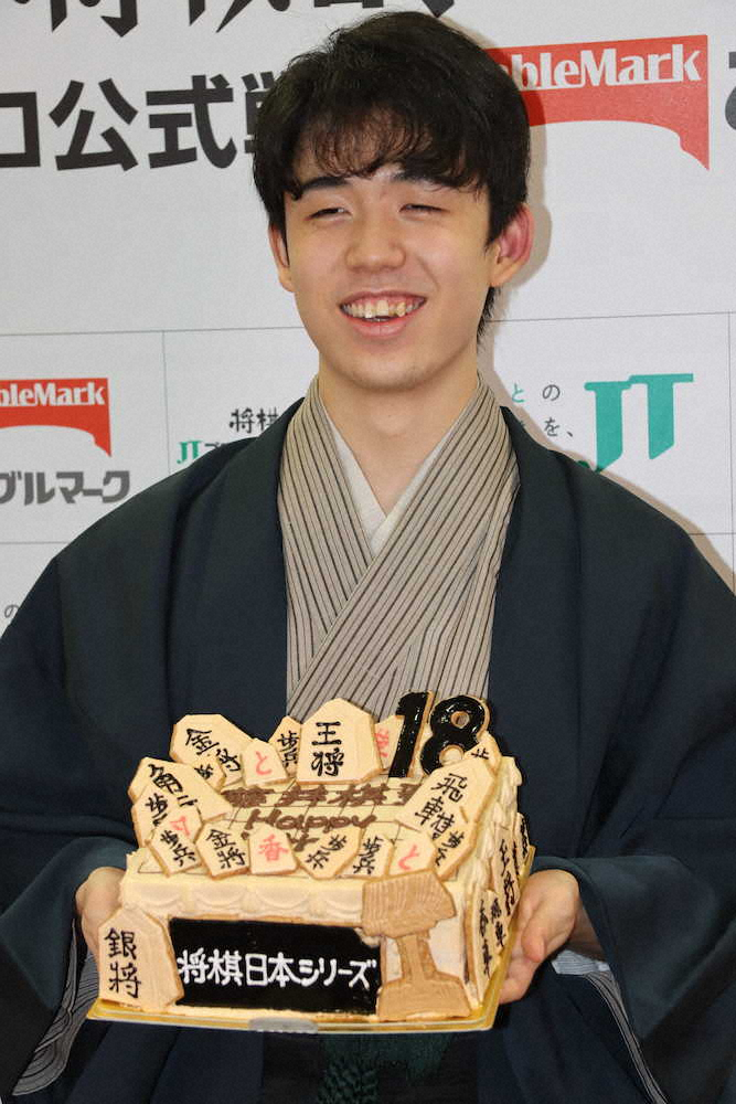 【画像・写真】サプライズで誕生日ケーキを贈られた藤井棋聖（撮影・我満　晴朗）