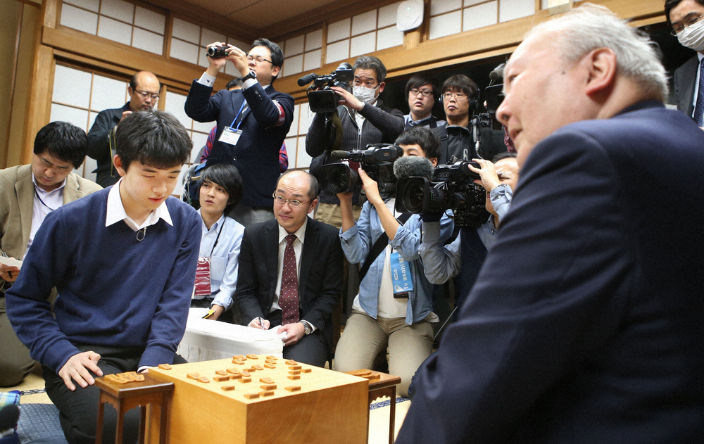 【画像・写真】2016年12月、デビュー戦となった竜王戦６組で現役最年長の加藤一二三・九段（右）を破った藤井聡太四段