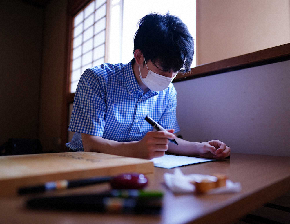 【画像・写真】棋聖としての抱負を色紙に書く藤井聡太棋聖（撮影・小海途　良幹）