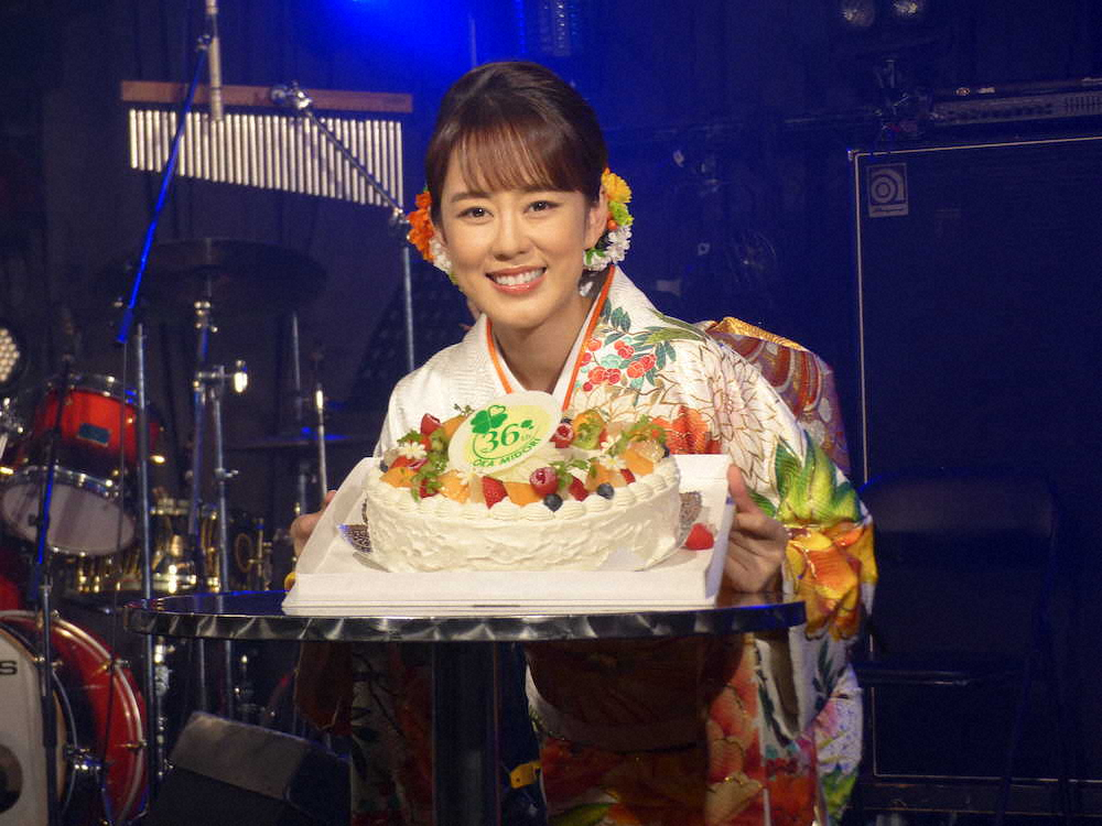 丘みどり、36歳の誕生日に有料配信ライブ　笑顔で新曲「白山雪舞い」披露