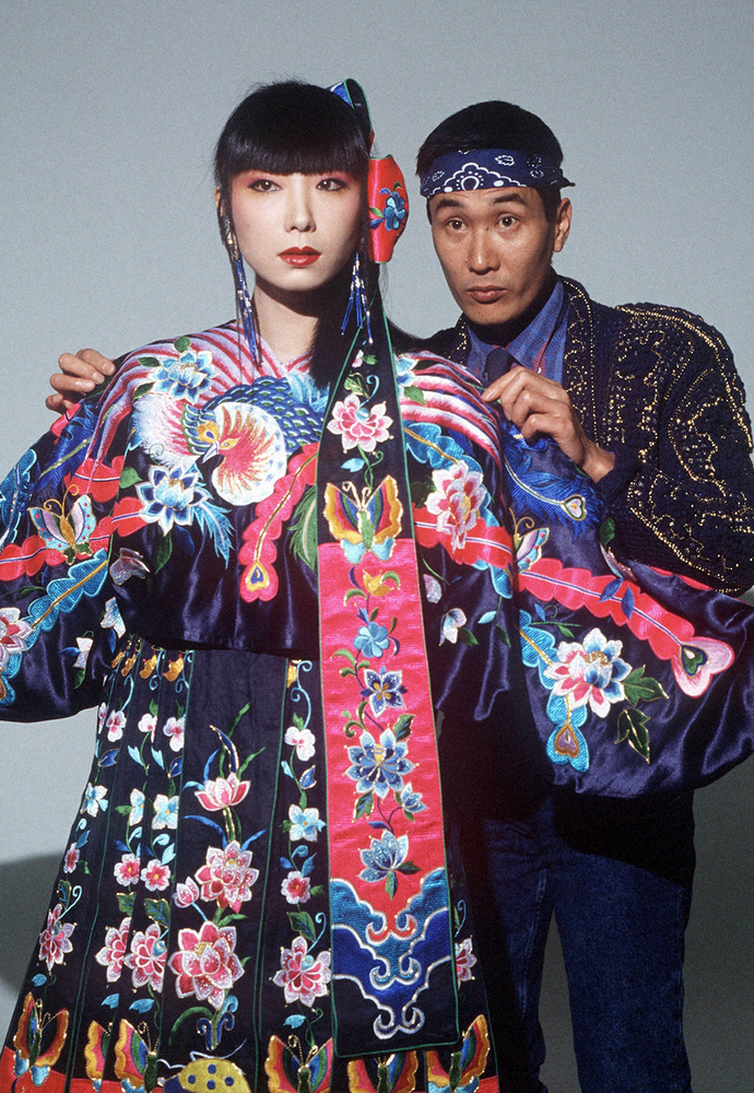 82年11月、東京・麻布のスタジオで山口小夜子さん（左）の衣装をチェックする山本寛斎さん　