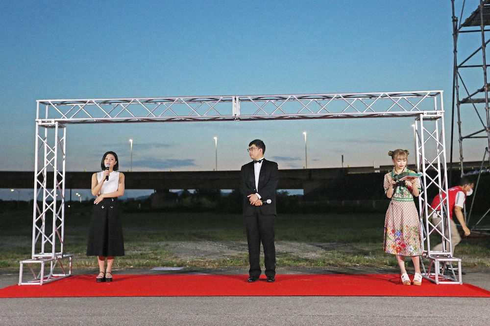 「海王丸映画祭2020」に出席した左から椿原愛、金森正晃監督、中井りか