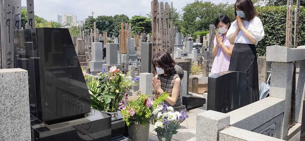 坂本九さんの墓前に手を合わせた柏木由紀子（左）と長女の大島花子（右）、次女の舞坂ゆき子（中央）