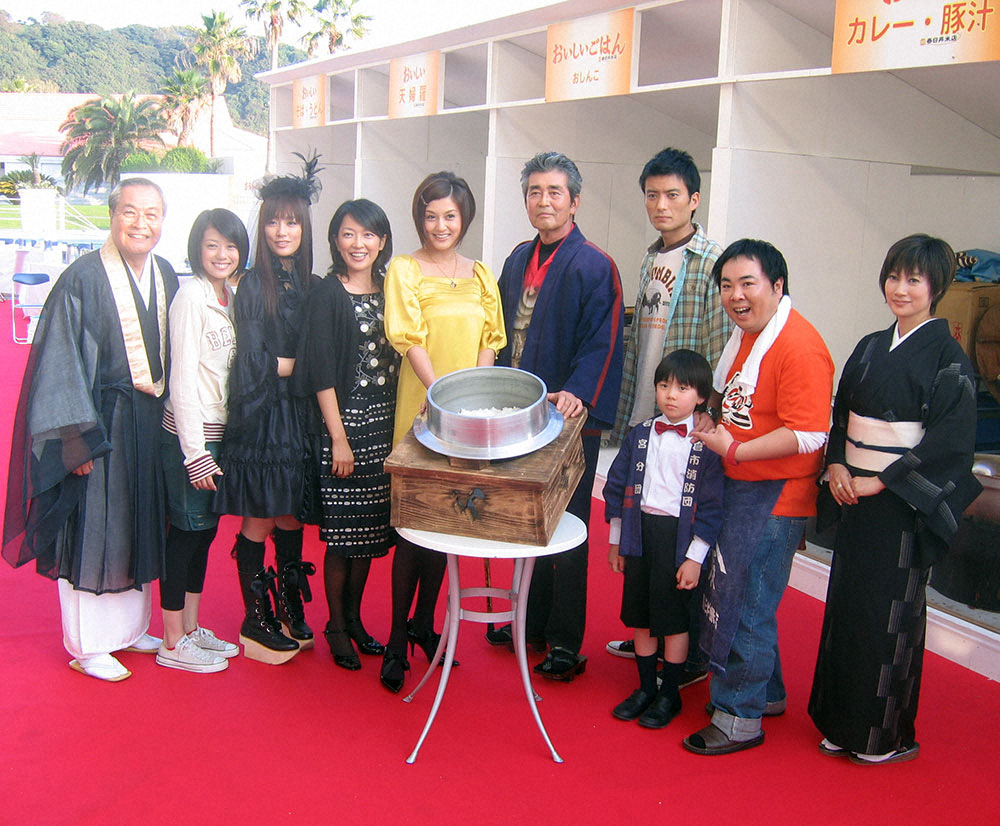 07年のドラマ「おいしいごはん 鎌倉・春日井米店」で共演した渡哲也さん（右から5人目）と共演した「ドランクドラゴン」の塚地武雅（同2人目）