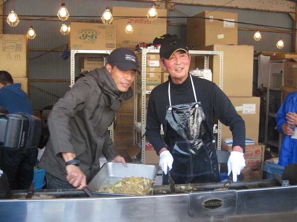 11年、東日本大震災の被災者に慣れた手つきで焼きそばを焼く舘ひろし（左）と渡哲也さん