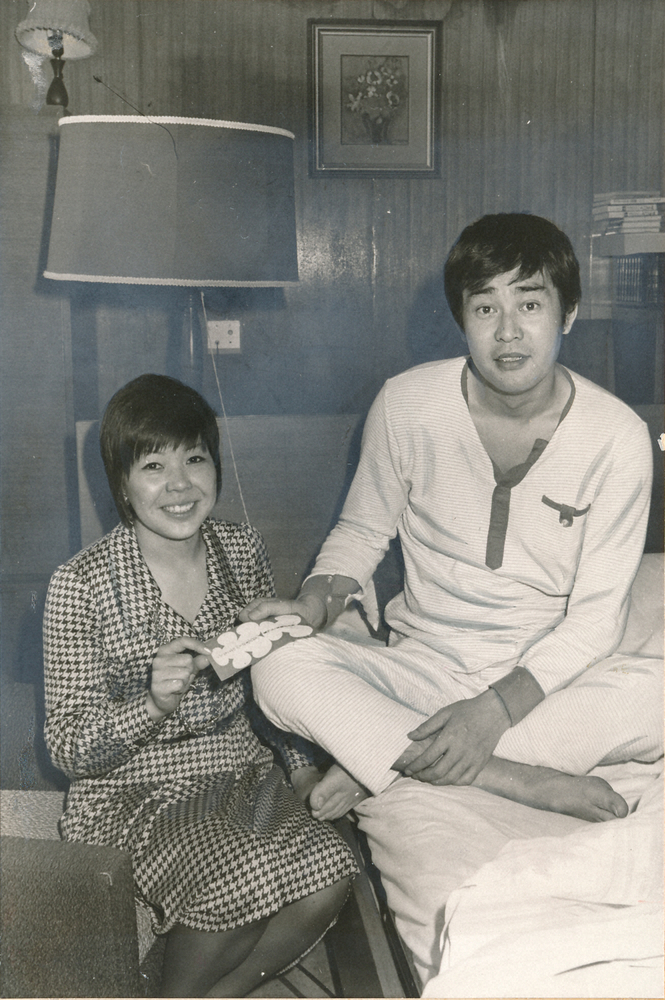 74年４月、熱海の病院での渡哲也さん（左は妻の俊子さん）