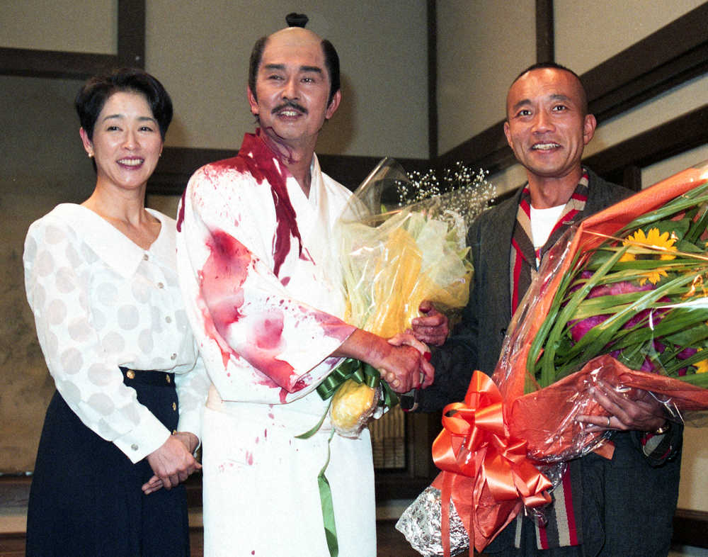 96年、ＮＨＫドラマ「秀吉」収録撮了会見に臨んだ渡哲也さん（中）と竹中直人（右）左はアナウンサーの頼近美津子さん