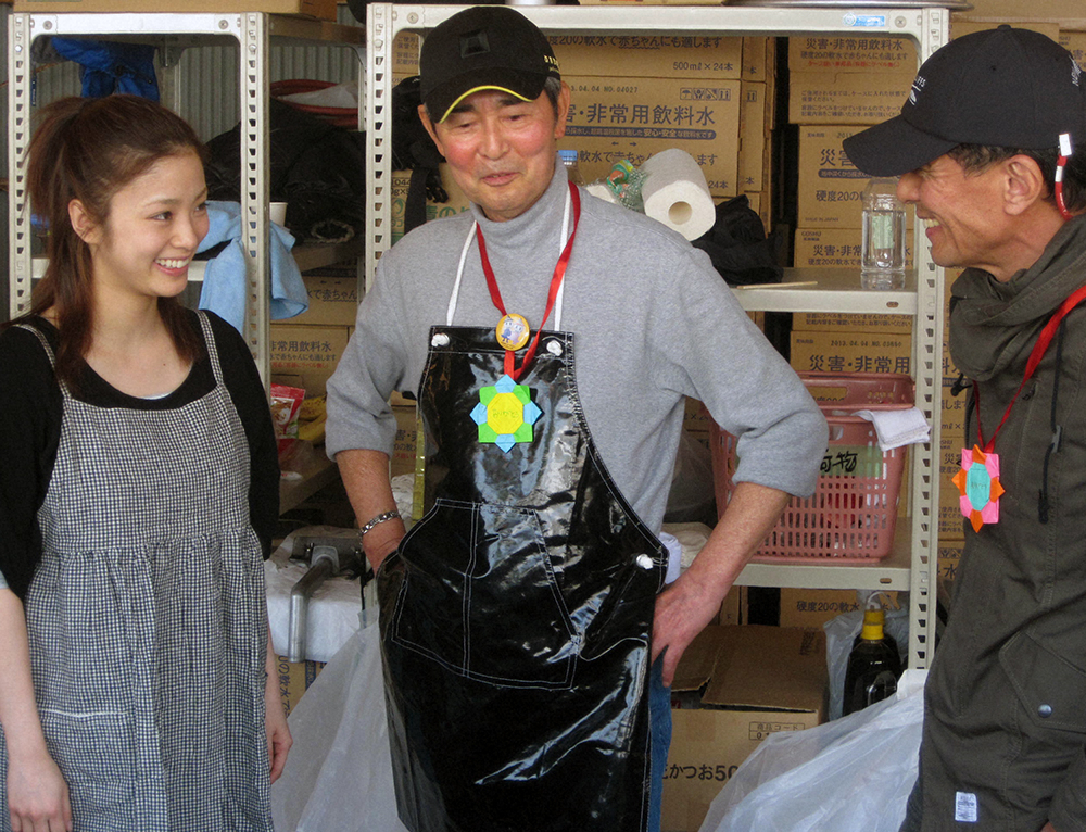 11年、石巻市での炊き出しに参加した（左から）上戸彩、渡哲也さん、舘ひろし