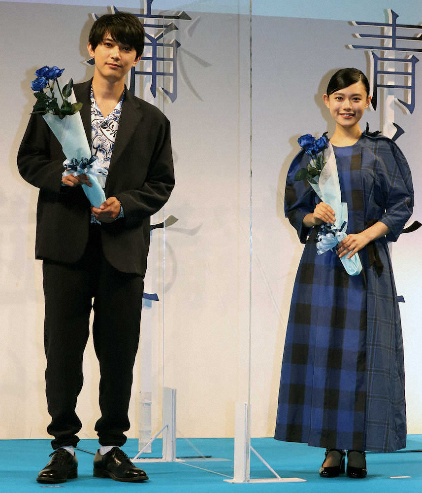映画「青くて痛くて脆い」の公開直前イベントに出席した吉沢亮（左）と杉咲花