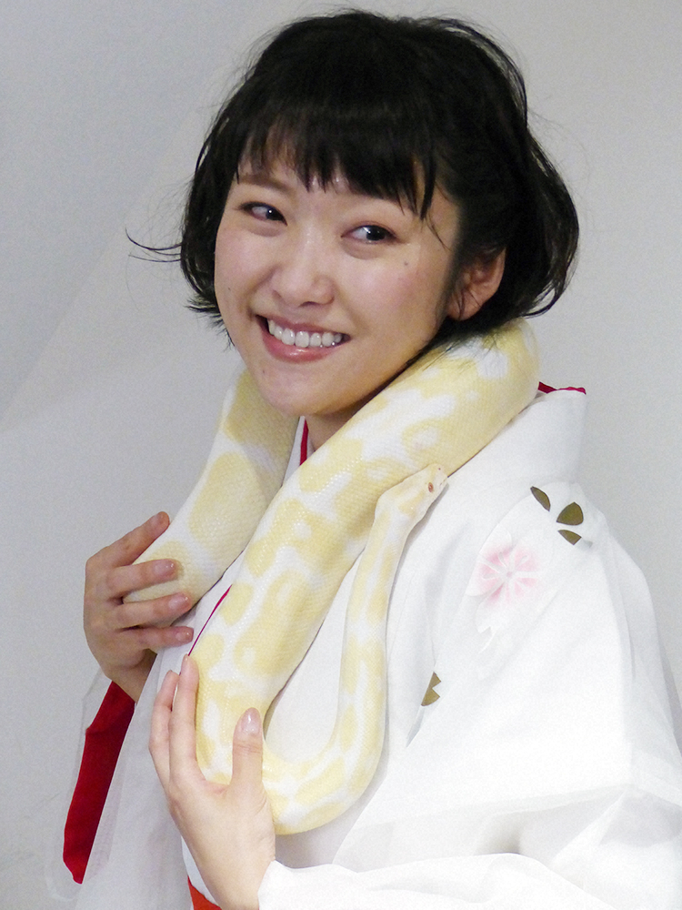 新曲「伊吹おろし」発表会でヘビを首に巻く森山愛子