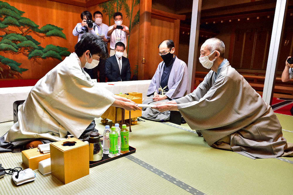 【画像・写真】藤井棋聖が封じ手　王位戦第4局1日目終了、木村王位の誘導で相掛かりに