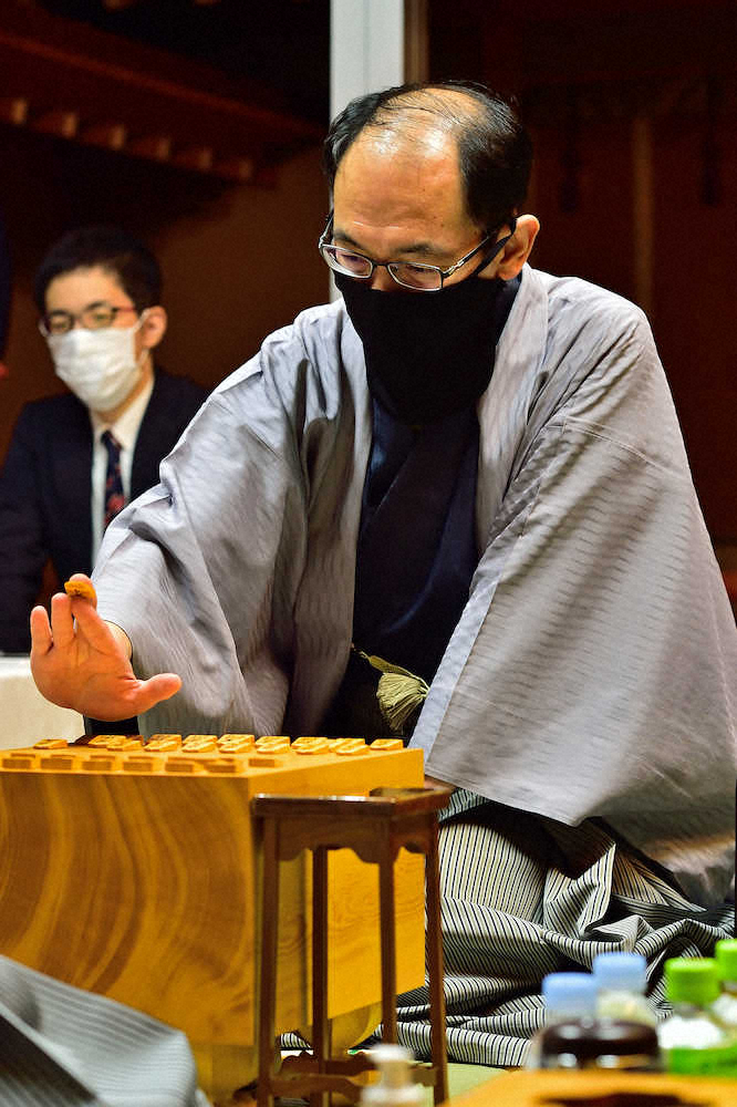 【画像・写真】木村王位“忍者マスク”で藤井棋聖に宣戦布告　糸谷八段解説「勝ちにいった主張の強い手」