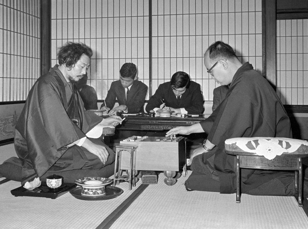 1968年、第27期将棋の名人戦で対局する挑戦者の升田幸三九段（左）と大山康晴名人