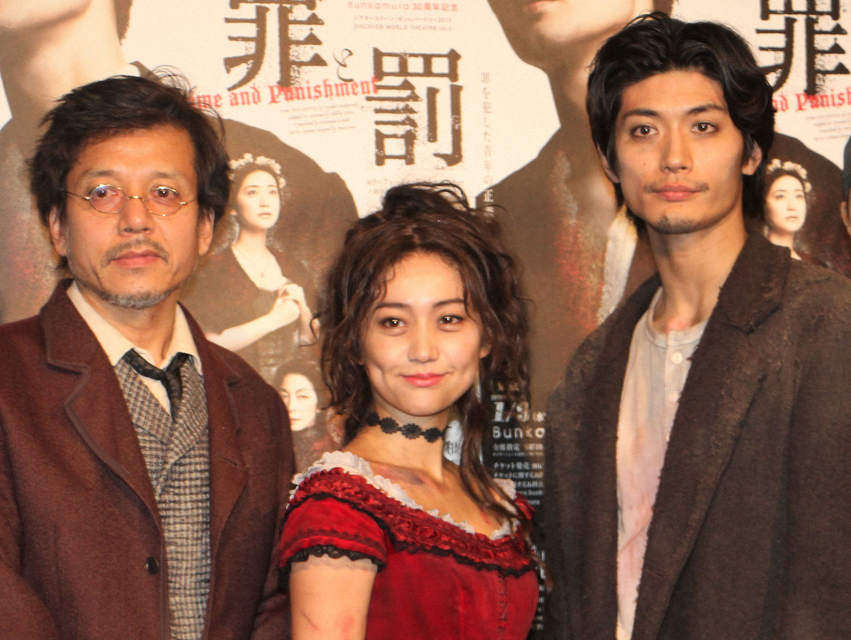 舞台「罪と罰」で共演した際の（左から勝村政信、大島優子、三浦春馬さん（19年1月撮影）