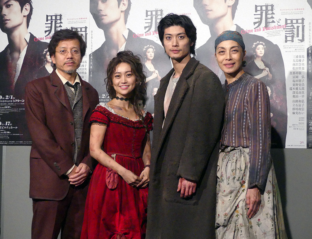 19年1月、舞台「罪と罰」初日前会見に出席した（左から）勝村政信、大島優子、主演の三浦春馬さん、麻実れい