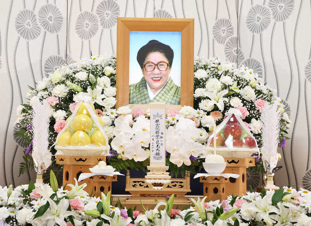 内海桂子さんの葬儀祭壇。遺影は約10年前に撮られたお気に入りというプライベートショット（撮影・西海健太郎）