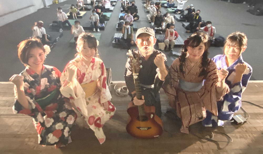 神戸市内の運送会社のトラックステージで野外ライブを開いた「ガガガSP」のボーカル・コザック前田（中央）とご当地アイドルグリープ「KOBerrieS♪との4人