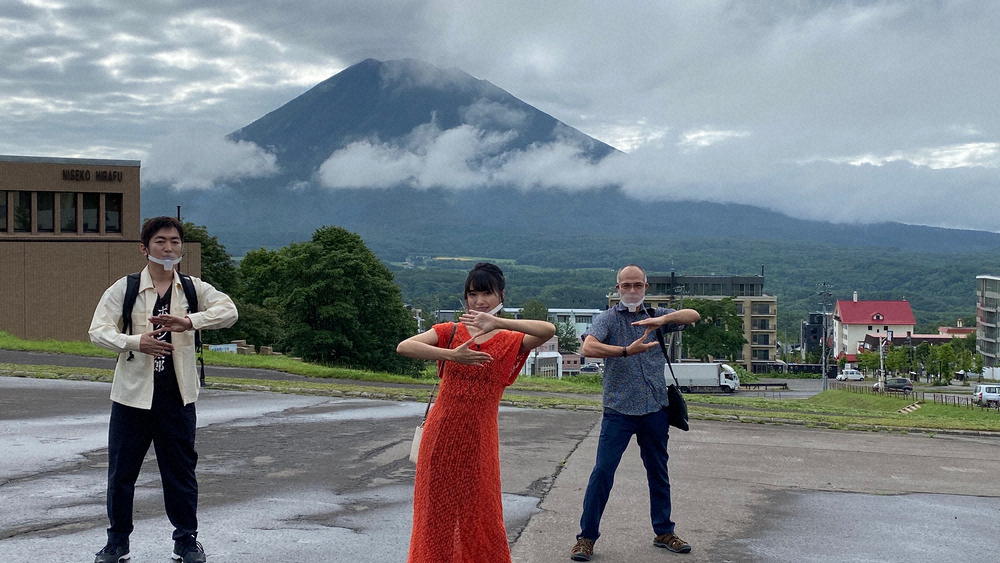 壮大な北海道の景色をバックにポーズを決める（左から）羽田圭介氏、北原里英、田中要次（C）テレビ東京
