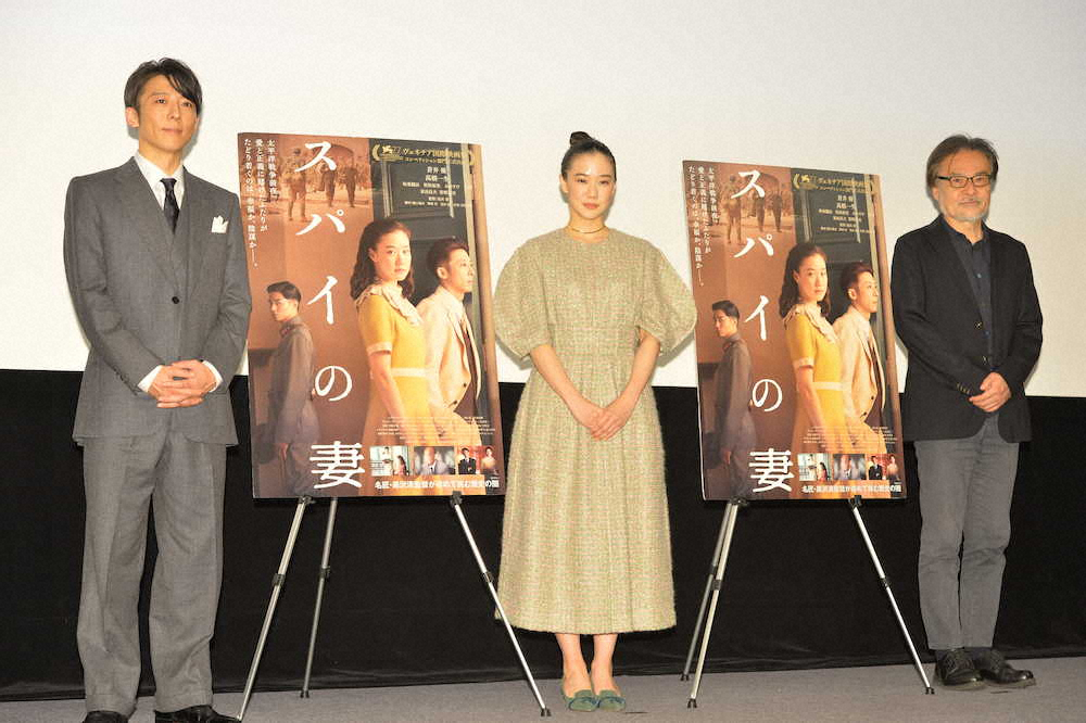 映画「スパイの妻」で、ベネチア国際映画祭の公式会見にリモートで出席した（左から）高橋一生、蒼井優、黒沢清監督