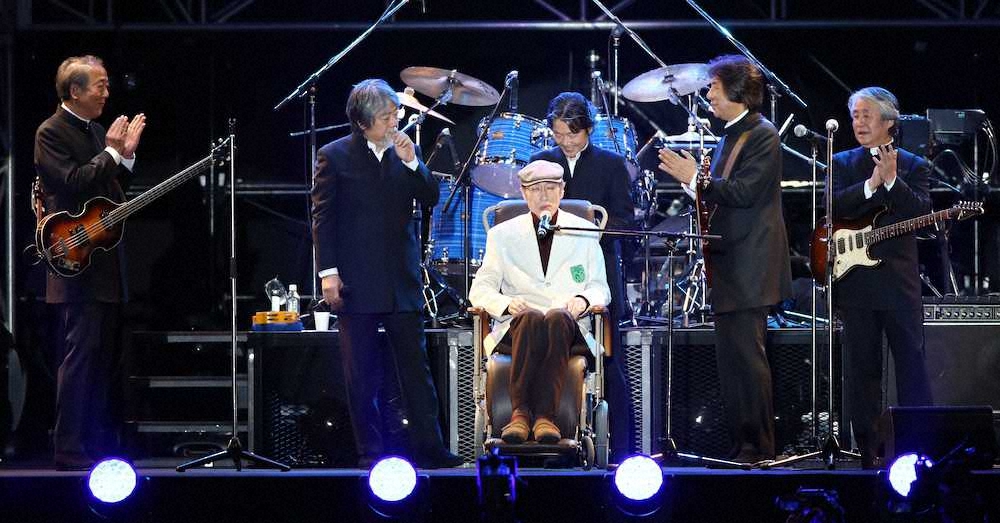 13年12月、ザ・タイガース再結公演に車椅子で登場（左から岸部一徳、沢田研二、岸部さん、瞳みのる、森本太郎、加橋かつみ）