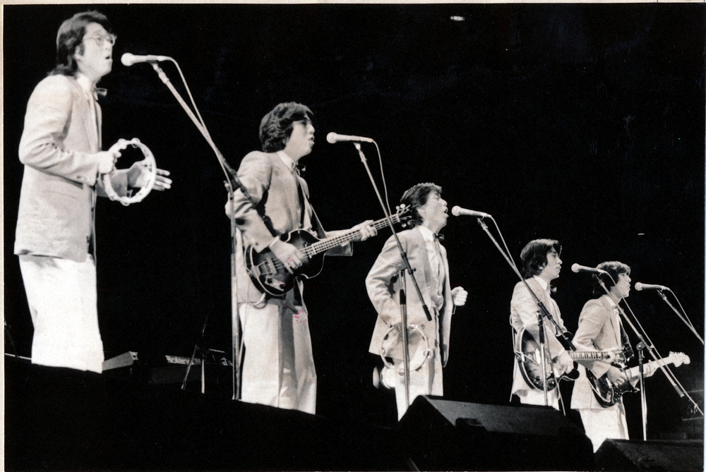 82年3月、日本武道館でのザ・タイガース「同窓会コンサート」でタンバリンを叩く岸部さん（左）