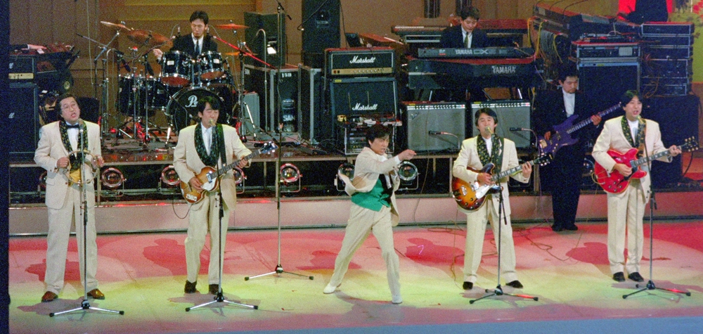 89年、ＮＨＫ紅白歌合戦で熱唱するザ・タイガース、（左から）岸部さん、岸部一徳、沢田研二、加橋かつみ、森本太郎