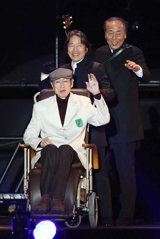 13年、兄・一徳（右）とザ・タイガース復活ライブに車椅子で登場した岸部さん
