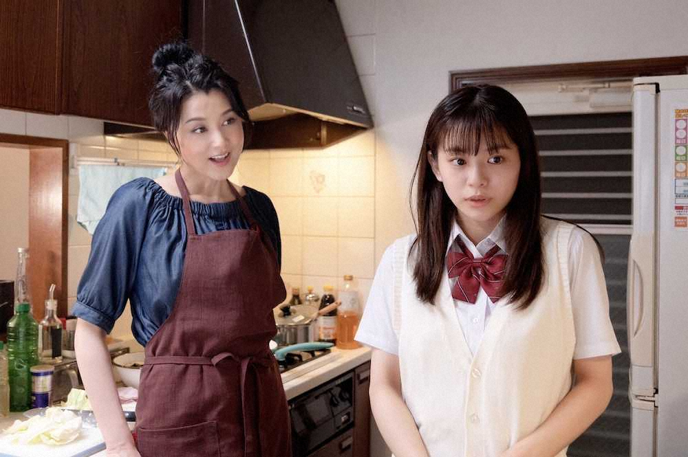 ABEMAのドラマ「17.3　about　a　sex」に主演する永瀬莉子（右）と母親役の藤原紀香