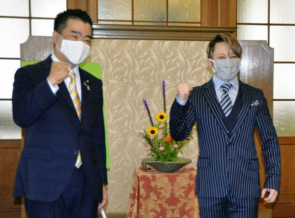 7月、滋賀県庁で「イナズマロックフェス」のオンライン開催を三日月大造知事（左）に報告し写真に納まる西川貴教