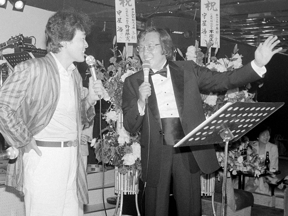 1986年6月、平尾昌晃(左)と10年ぶり復帰コンサートを行った守屋浩さん