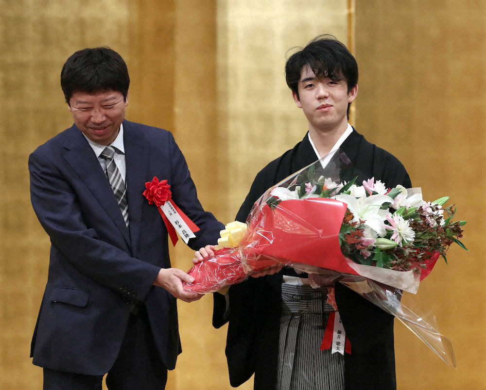 藤井聡太棋聖　最年少タイトルの棋聖就位式に出席「多くの得がたい経験できた」
