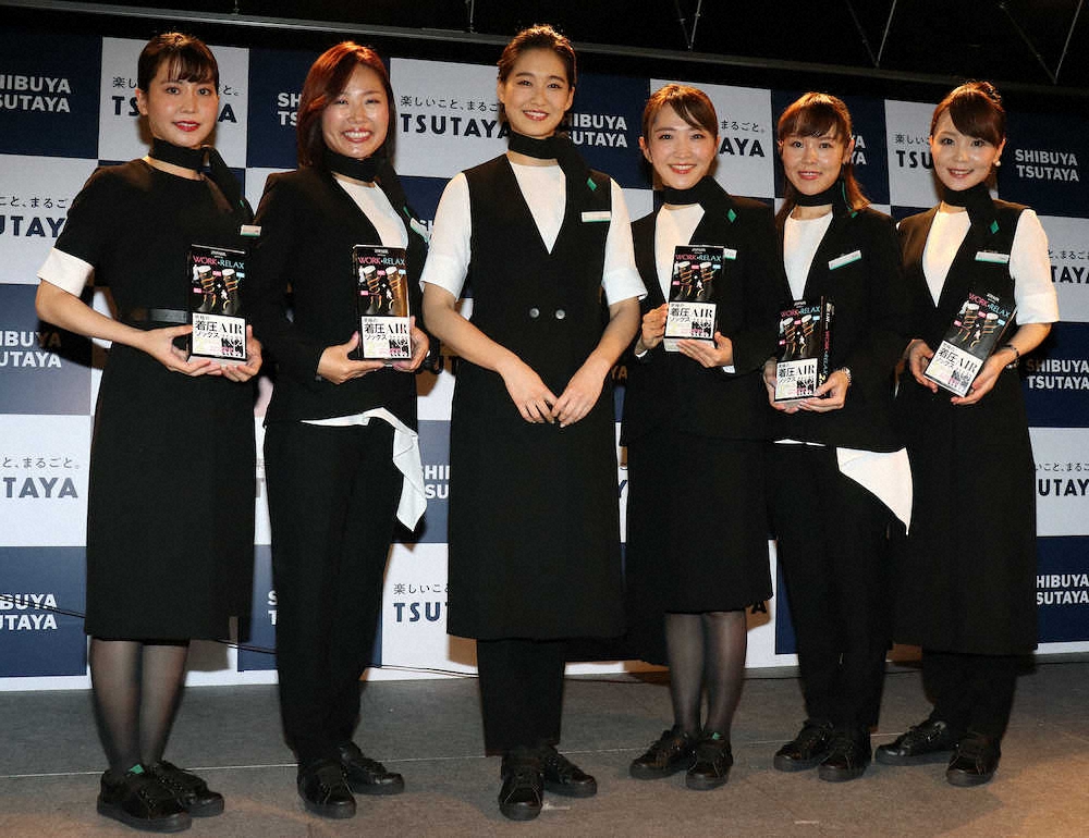 共同開発したZIP　AIRの客室乗務員の制服姿で着圧AIRソックスを発表した谷川りさこ（左から3人目）