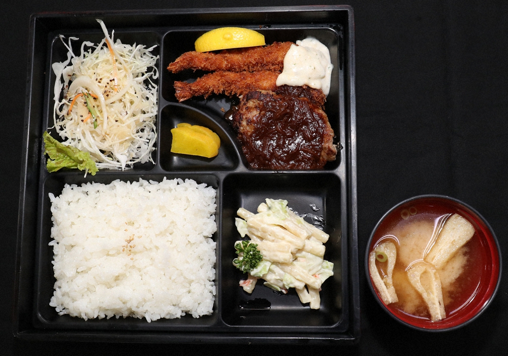 【画像・写真】藤井聡太二冠の昼食、ハンバーグ＆海老フライ盛り合わせ（撮影・坂田　高浩）