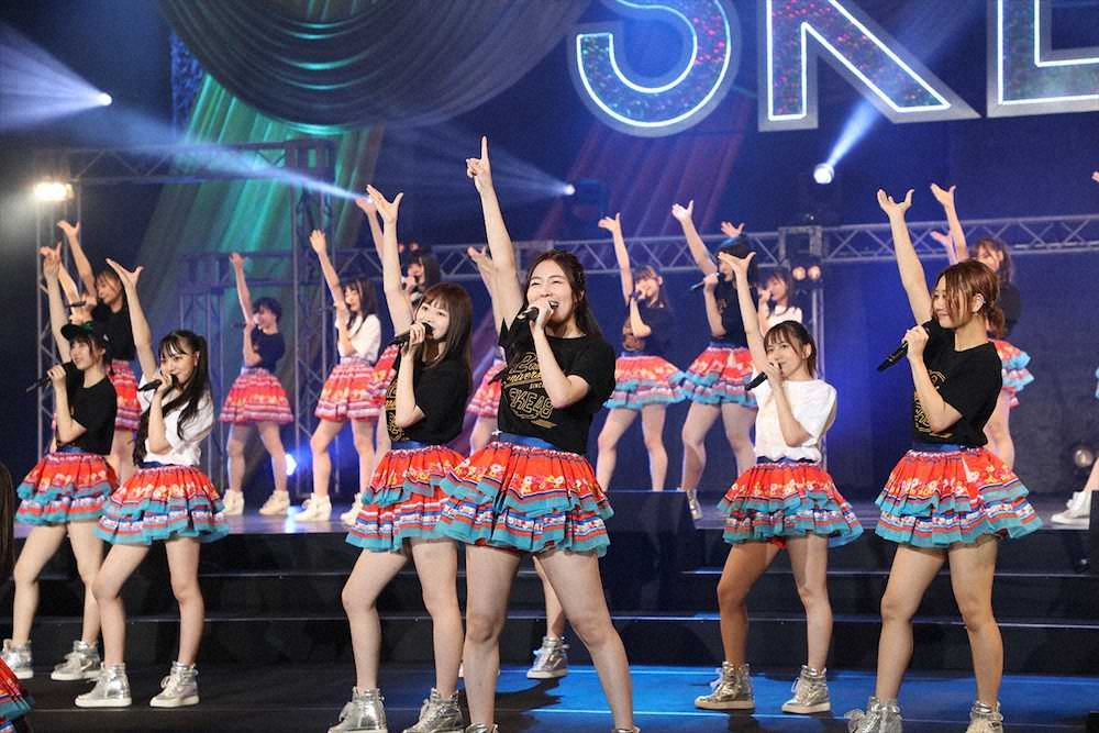 12周年記念特別ライブを行ったSKE48の江籠裕奈（前列中央左）、松井珠理奈（同右）ら