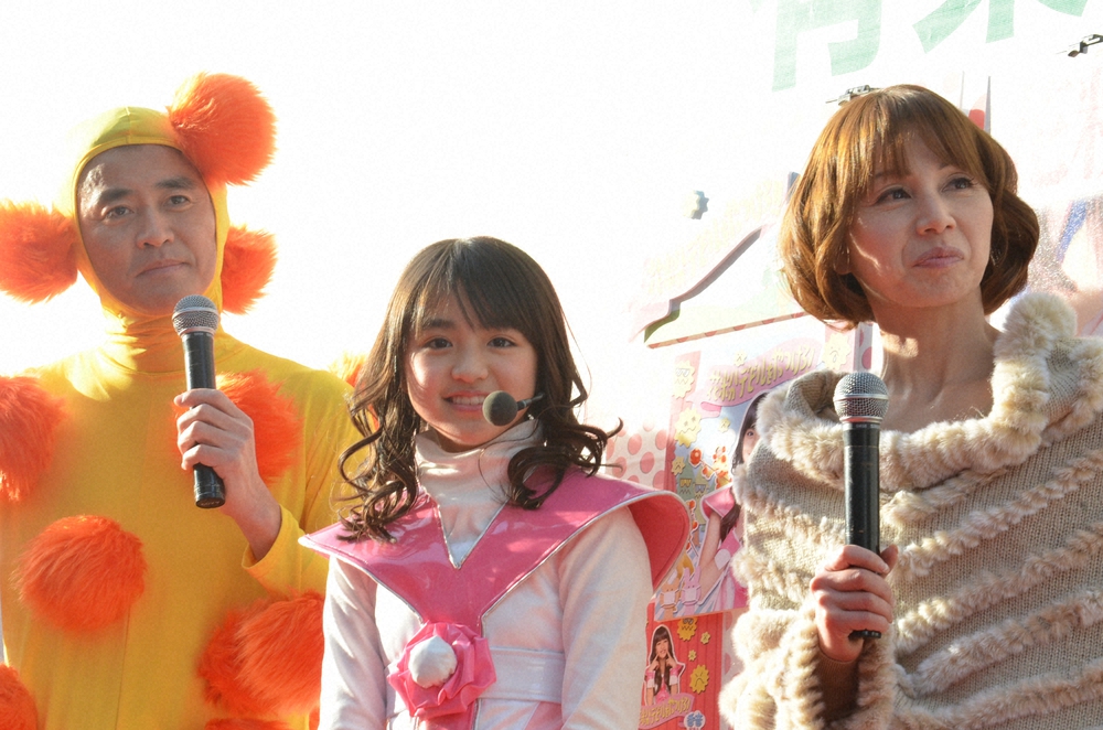 13年、父・野々村真（左）と母・俊恵とともにデビュー曲披露イベントに出席した香音（当時は野々村香音）