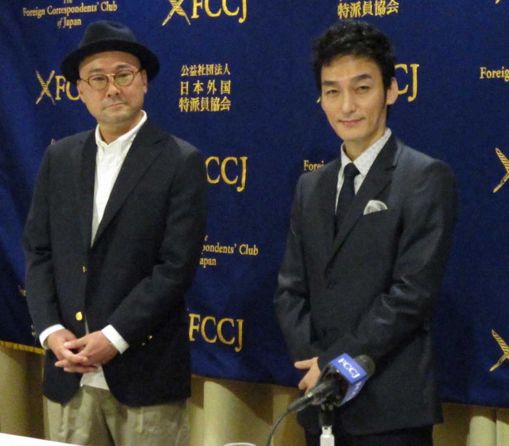 日本外国特派員協会で記者会見した内田英治監督（左）と草なぎ剛