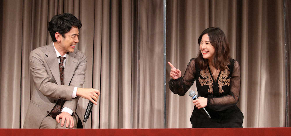 「危険なビーナス」制作発表で挨拶する妻夫木聡（左）と吉高由里子　（撮影・西川祐介）