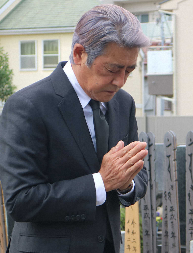 神田正輝　渡哲也さんの墓前で手を合わせる　徳重聡「少し気持ちに区切りがつきました」