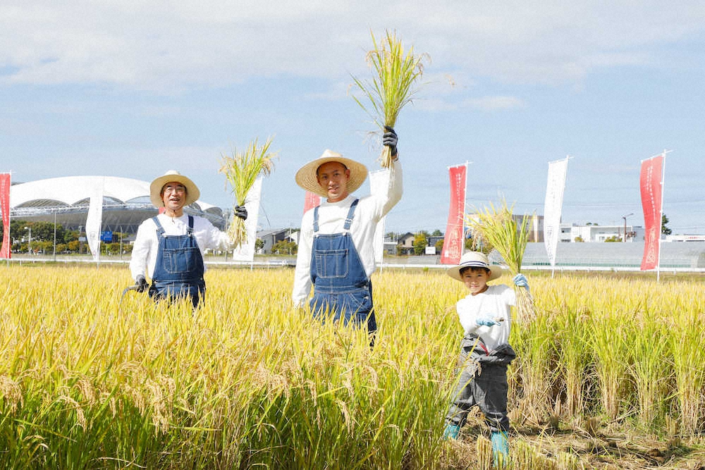 海老蔵　親子で初めての稲刈り「毎日食べるご飯、学べる体験ができるのが凄く重要でした」